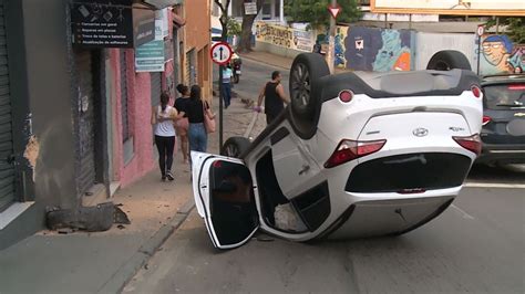 A Gazeta Carro Bate Em Loja E Fica Rodas Para Cima Em Cachoeiro