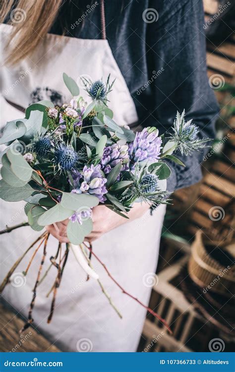 Florista En El Trabajo Sobre Ramo De La Flor Del Arragment Imagen De