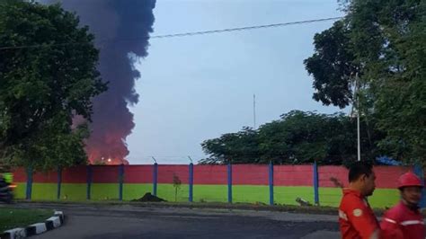 Kilang Balongan Meledak Pertamina Atur Pasokan Avtur 3 Bandara