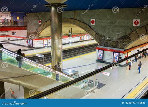 Plataforma Del Metro De Madrid En La Estación De Chamartin Fotografía