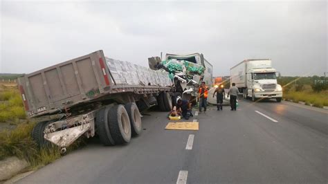 Choque de tráileres en la Nacional causa caos El Mañana de Nuevo Laredo