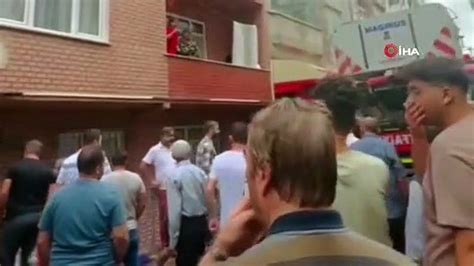 Yangında mahsur kalan anne çocuğunu balkondan attı O anlar saniye