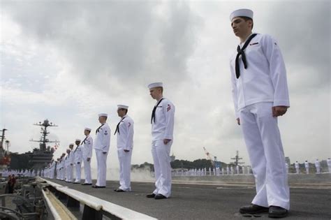 美軍華盛頓號核航母與日本自衛隊出雲號准航母離開橫須賀基地 每日頭條