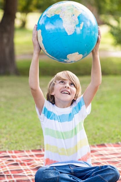 Niño Sosteniendo Un Globo Foto Premium