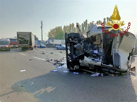 Incidente Autostrada A Furgone Contro Tir