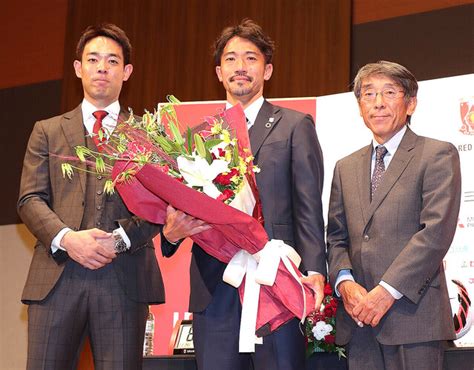 浦和・阿部勇樹引退発表会見、花束贈呈にmlbの秋山翔吾登場「これからは一阿部ファンとして」 ライブドアニュース