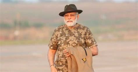 Pm Modi Safari Look काली टोपी खाकी पैंट और प्रिंटेड टी शर्ट