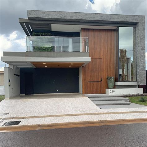 Fachada De Casa Contempor Nea Vidro Reflecta Pedra Cinza E Painel