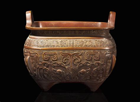 A large Japanese patinated bronze archaistic censer 日本銅加漆倣古香爐 April 9