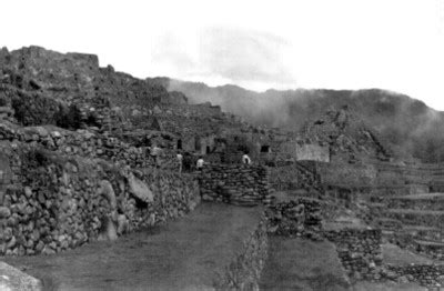 Hombres Caminan Por La Plaza Sagrada De Machu Picchu Mediateca INAH