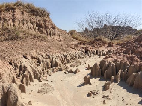 V A De Agua Entre Las Colinas De Barro Y Erosi N Del Suelo Causada Por