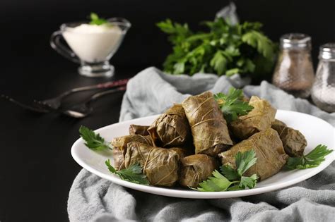 Hojas De Parra Rellenas Con Arroz Y Carne Foto Premium