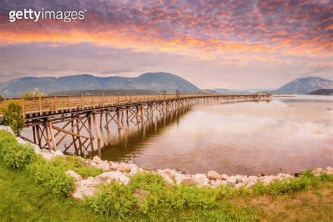 Golden Sunrise at Salmon Arm Wharf on Shuswap Lake in BC Canada 이미지