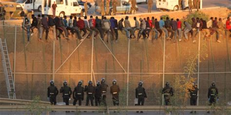 Ceuta Y Melilla 28 000 Inmigrantes Eluden Las Vallas Pese A Los 140