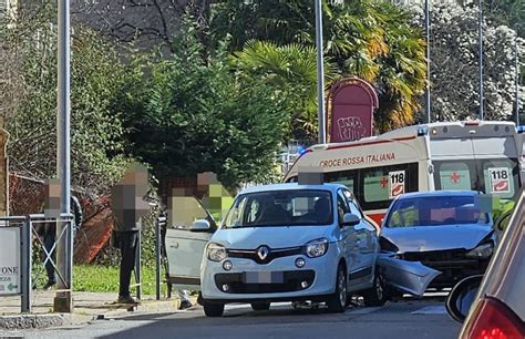 Biella Tamponamento Tra Due Auto Lunghe Code In Via Milano Foto