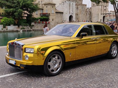 This gold Rolls Royce outside a castle in Italy : ATBGE