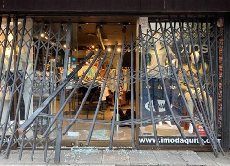 Quito una banda delictiva rompió las puertas de un local de ropa y se