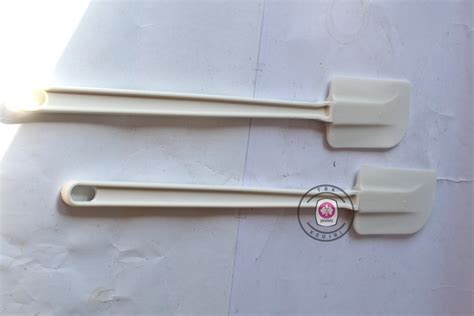 solet putih panjang paramarta