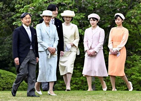 Princess Aiko Attends Spring Garden Party for 1st Time; Smiles on Being ...