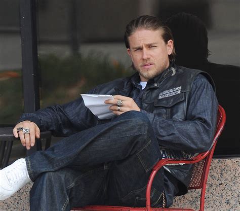 Charlie Hunnam shoots a fight scene on the set of Sons Of Anarchy final season|Lainey Gossip ...