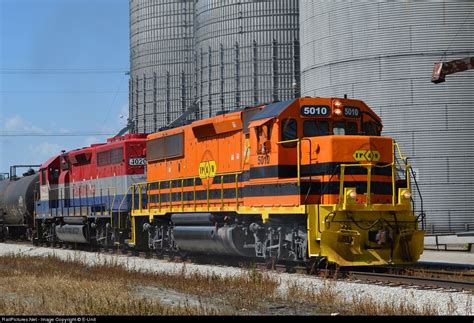 Tpw Toledo Peoria Western Emd Gp At Goodland Indiana By E