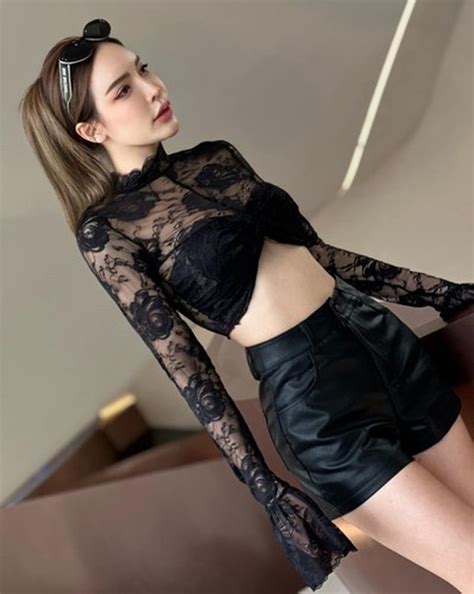 Hot girl xinh đẹp diện đồ xuyên thấu khoe body bốc lửa