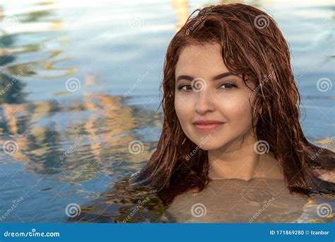 Hermoso Retrato De Chica Latina Con Cabello Rojo En Jacuzzi Foto De Archivo Imagen De Lindo