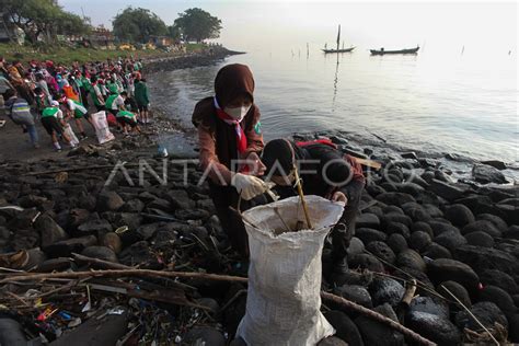 AKSI HARI LINGKUNGAN HIDUP SEDUNIA DI SURABAYA ANTARA Foto