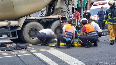 [八卦][新聞] 快訊／過馬路遭水泥車撞！「北市女卡輪下 Ptt鄉民日記