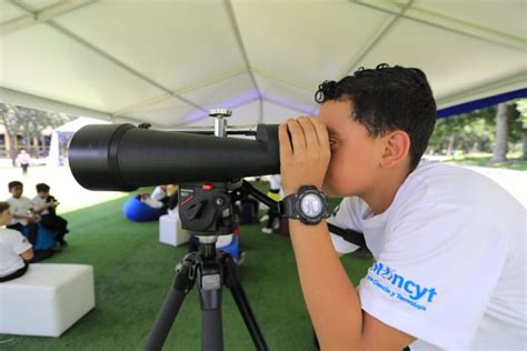 Expertos y estudiantes celebran primer encuentro de astronomía y