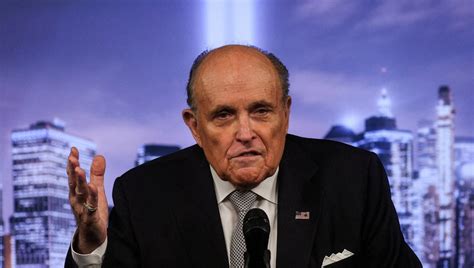 Rudy Giuliani L Ex Assistente Lo Accusa Di Abusi Sessuali E Di Aver