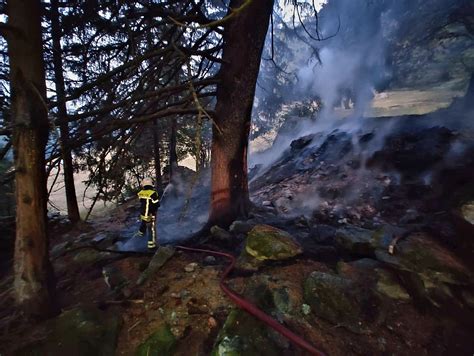 Der Schweizer Bauer Waldbrand Feuerwehrleute Mit Neuer Taktik