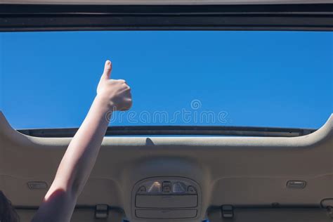 El Conductor De La Muchacha Que Viaja En Coche Y La Detiene Para