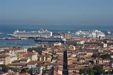 Livorno Il Giorno Del Record Sbarcano Mila Crocieristi Foto