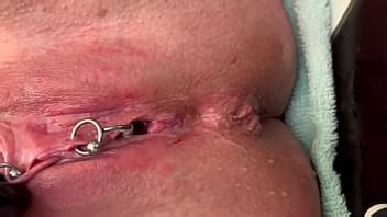 Clitoris percé frottant durement dans des gants en latex et du PEE dur XVIDEOS