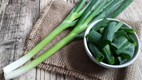 Cukup Digulung Begini Cara Menyimpan Daun Bawang Agar Tidak Cepat