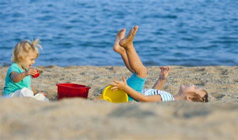 Deux filles sur la plage photo stock Image du gens activité 35659284