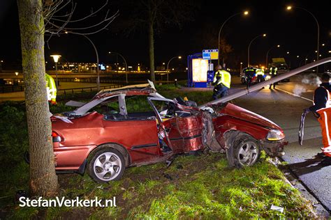 Eenzijdig Ongeval Auto Tegen Boom Twee Gewonden N Hasselterweg