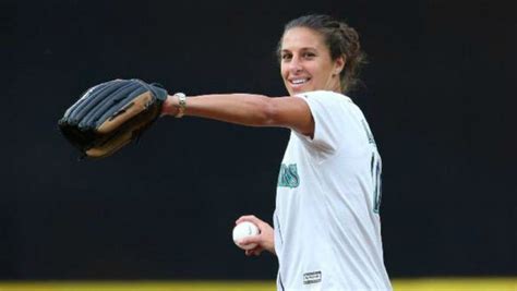 Carli Lloyd Throws Out First Pitch At Mariners Game | The18