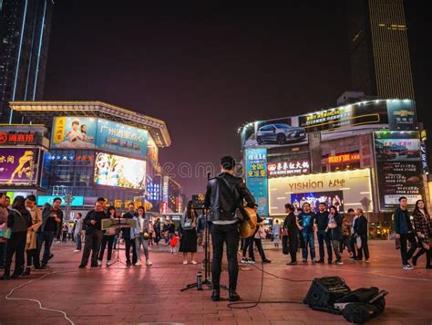 Artistas Callejeros Desconocidos Cantando En La Calle Huangxing