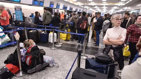 Aeroparque cancelaron 25 vuelos de Aerolíneas Argentinas por el paro