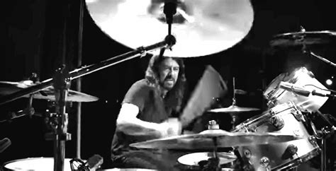 What Makes Dave Grohl's Drumming So Unique? - News