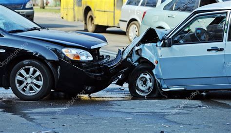 Accidente Automovilístico Con Dos Coches En Una Calle De La Ciudad — Fotos De Stock © Baburkina