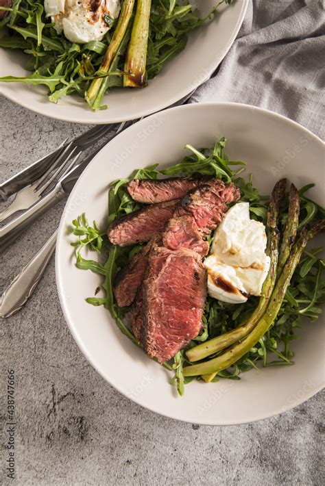 Ger Steter Gr Ner Spargel Mit Medium Rare Rinder Steak Streifen Rucola