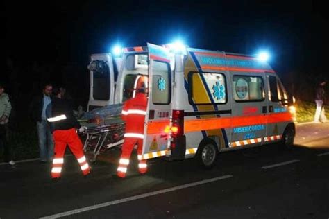 Scontra Tra Auto E Scooter Incidente Mortale Nella Notte Enne Perde