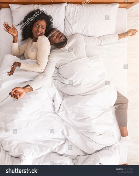 275 imágenes de Couple uncomfortable bed Imágenes fotos y vectores