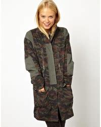 Tenue Parka camouflage vert foncé Cardigan en tricot marron Robe