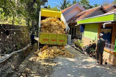 Rusak Parah Warga Desa Bangkes Perbaiki Jalan Secara Swadaya