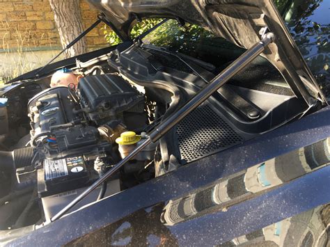 Амортизаторы капота — Volkswagen Polo Mk5, 1,4 л., 2012 года | запчасти ...