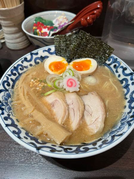 『魚介豚骨濃厚全部入りラーメン』東京駅 斑鳩のレビュー ラーメンデータベース